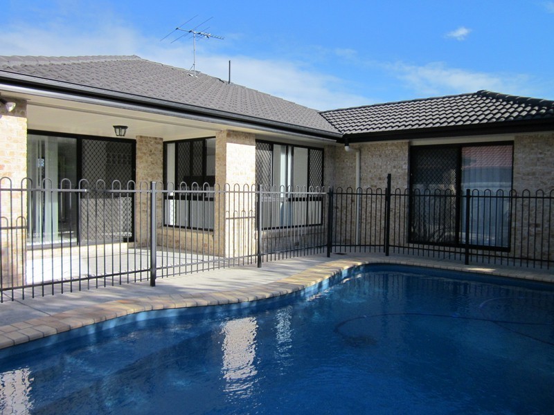 8 Tallow Court, Sandstone Point QLD 4511