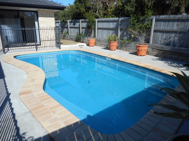 8 Tallow Court, Sandstone Point QLD 4511