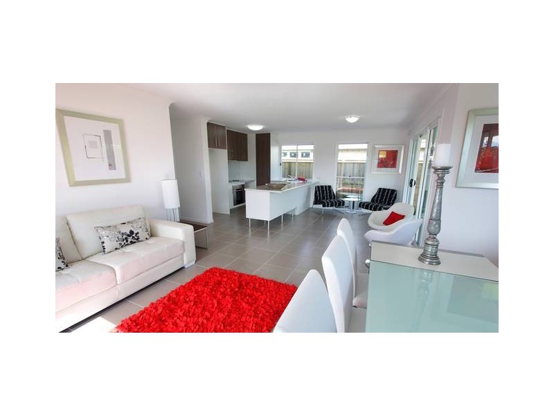 2/4 Lindesay Street, Caloundra West QLD 4551