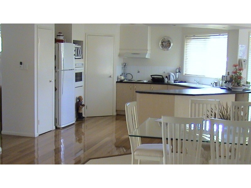 6 Heath Crt, Little Mountain QLD 4551