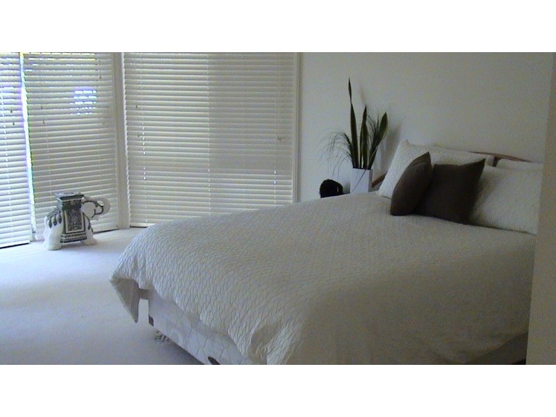 6 Heath Crt, Little Mountain QLD 4551