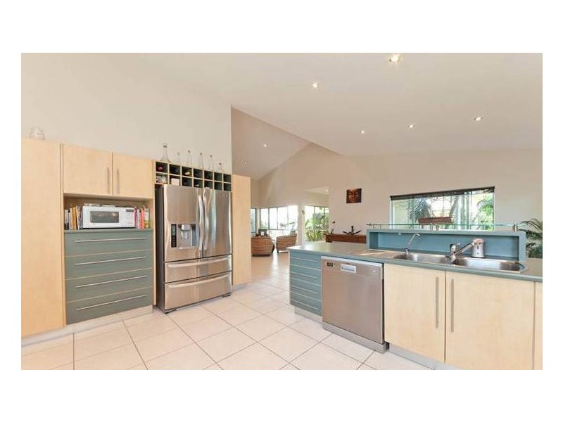 4 Maldives Place, Kawana Island QLD 4575