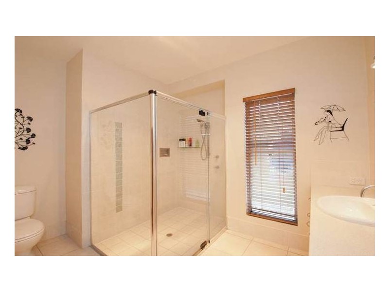 4 Maldives Place, Kawana Island QLD 4575