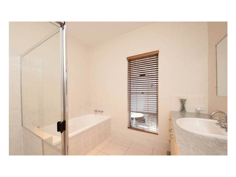 4 Maldives Place, Kawana Island QLD 4575