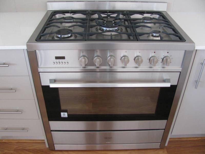 4 Leeside St, Caloundra QLD 4551