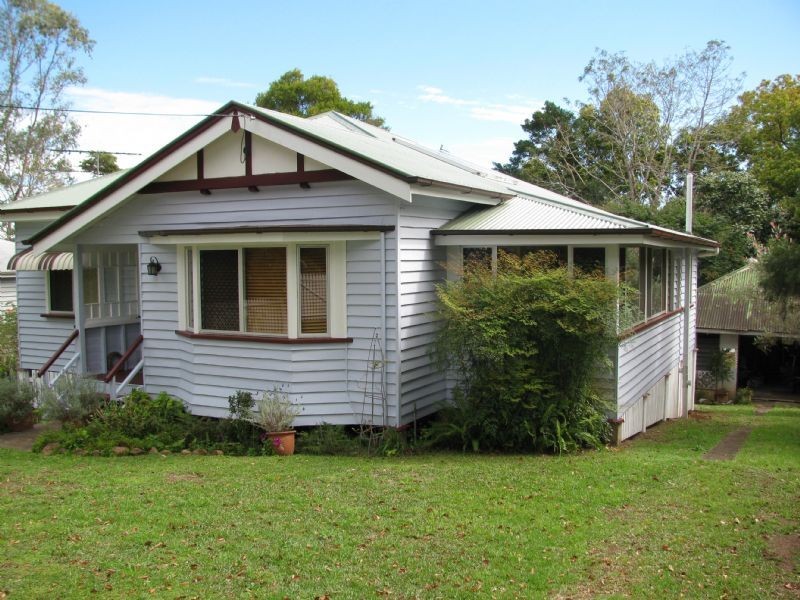 16 Ash St, Maleny QLD 4552