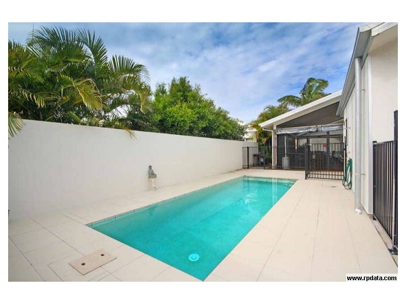 4 Maldives Place, Kawana Island QLD 4575