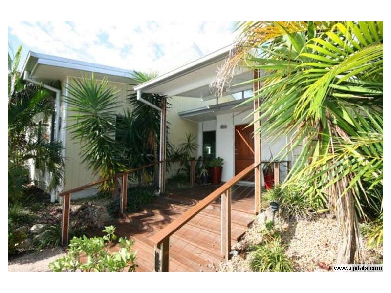 4 Maldives Place, Kawana Island QLD 4575