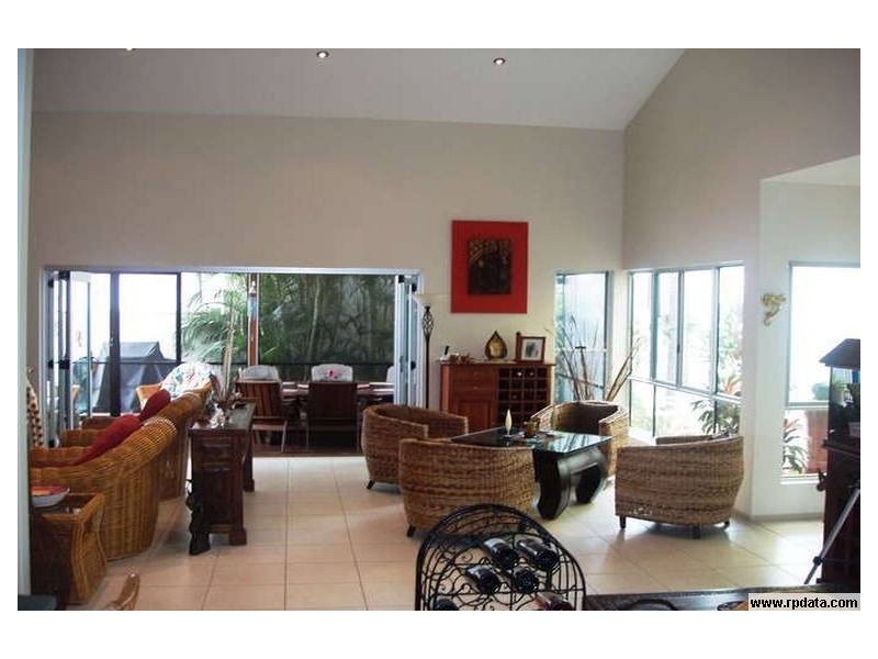 4 Maldives Place, Kawana Island QLD 4575