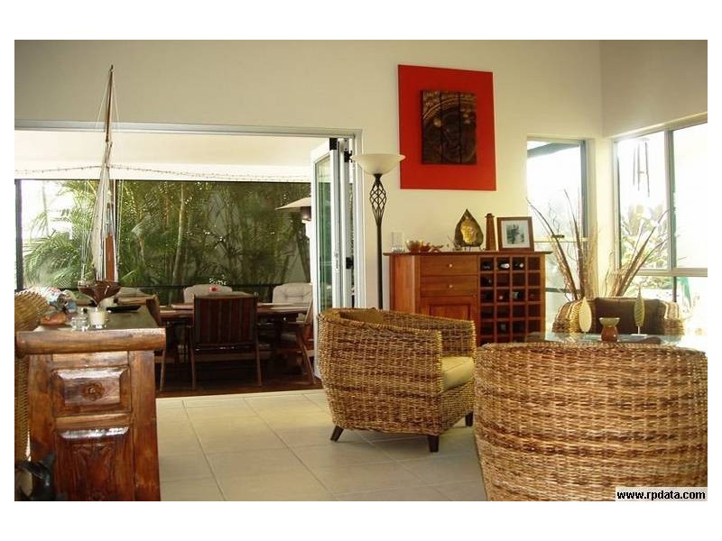 4 Maldives Place, Kawana Island QLD 4575