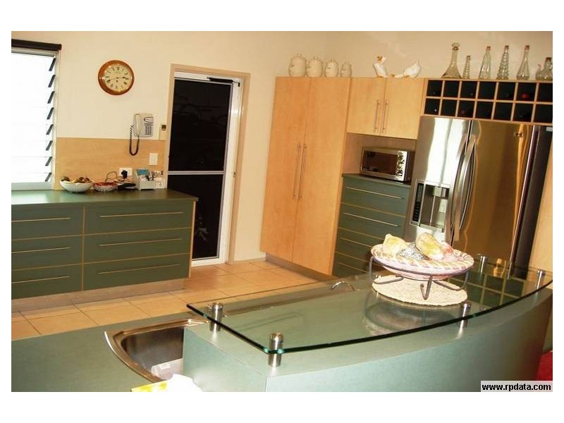 4 Maldives Place, Kawana Island QLD 4575