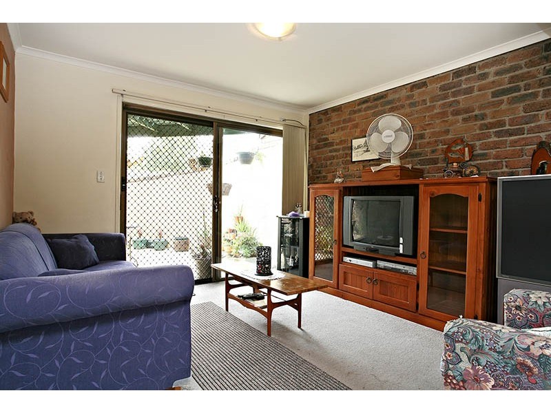 2/19 Chatswood, Daisy Hill QLD 4127