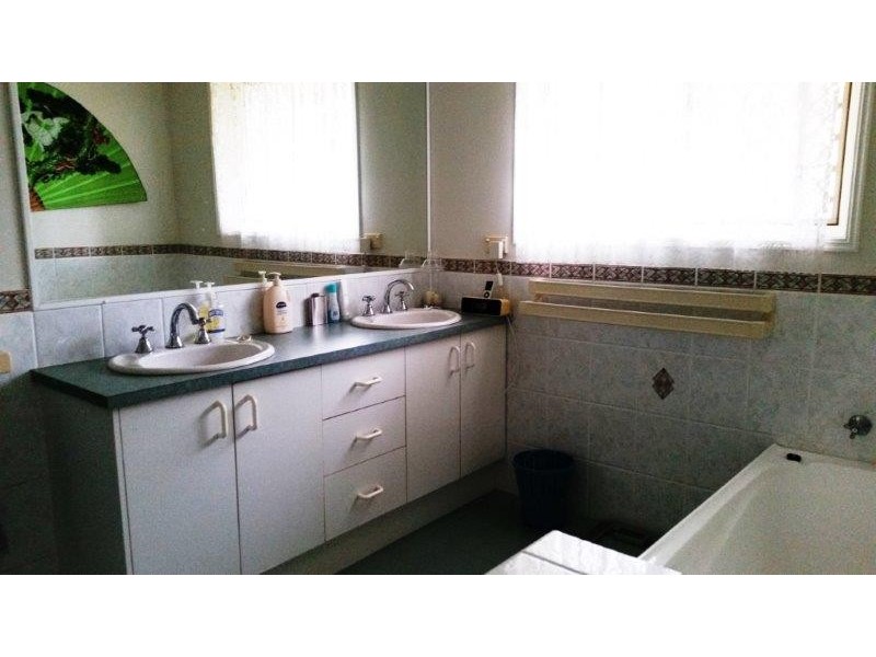 5 Kathleen Cres, Wondunna QLD 4655