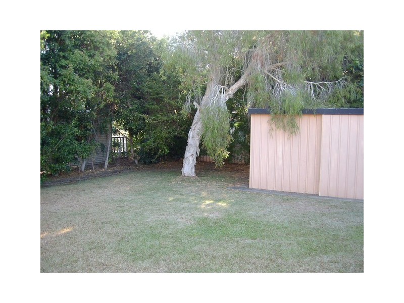 17 Paradise Street, Point Vernon QLD 4655