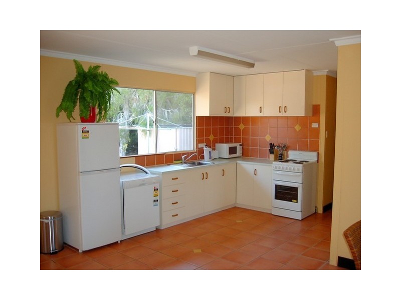 17 Paradise Street, Point Vernon QLD 4655
