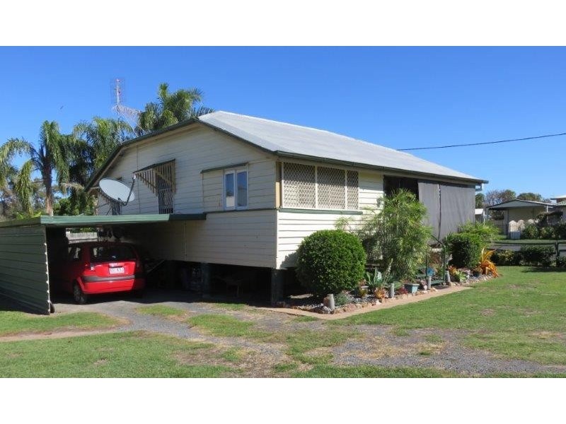 4 CRESCENT STREET, Urangan QLD 4655