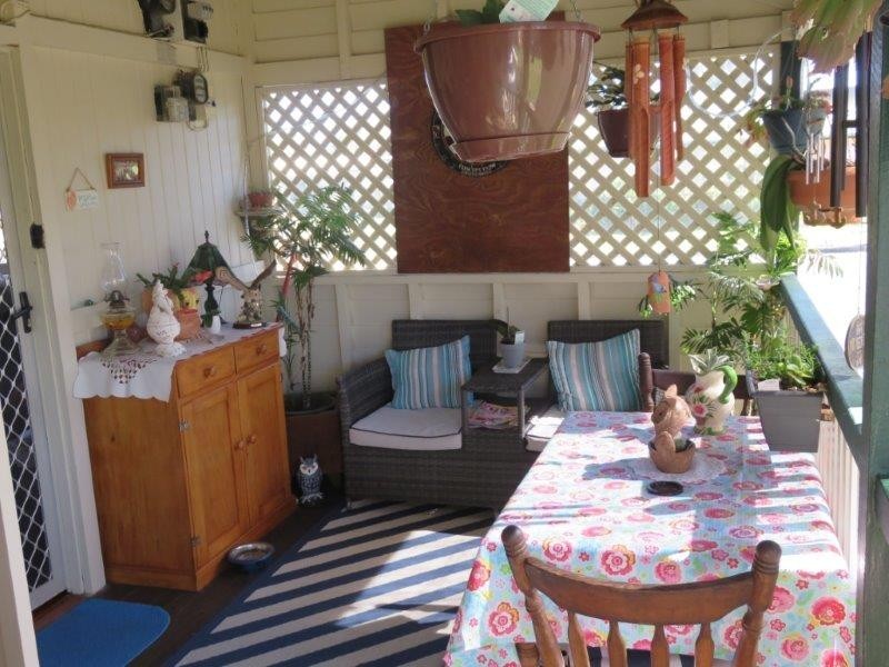 4 CRESCENT STREET, Urangan QLD 4655