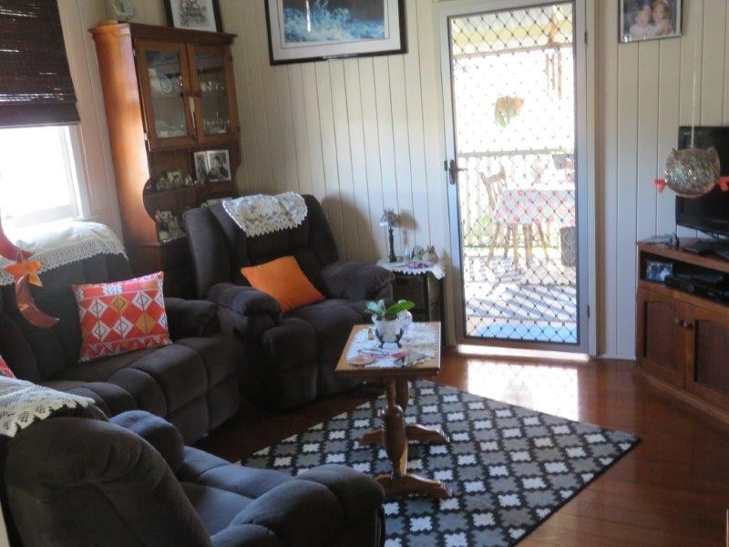 4 CRESCENT STREET, Urangan QLD 4655