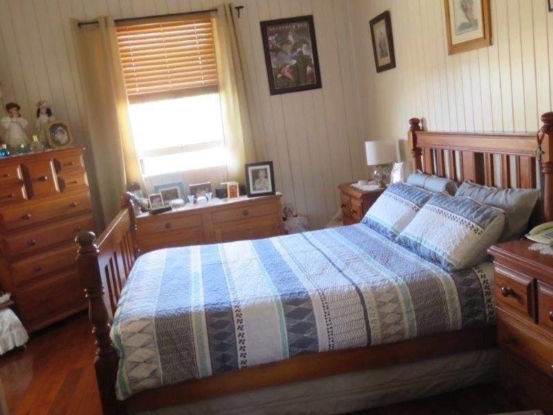 4 CRESCENT STREET, Urangan QLD 4655