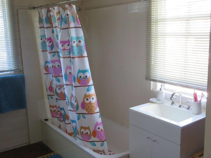 4 CRESCENT STREET, Urangan QLD 4655