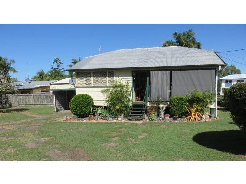 4 CRESCENT STREET, Urangan QLD 4655