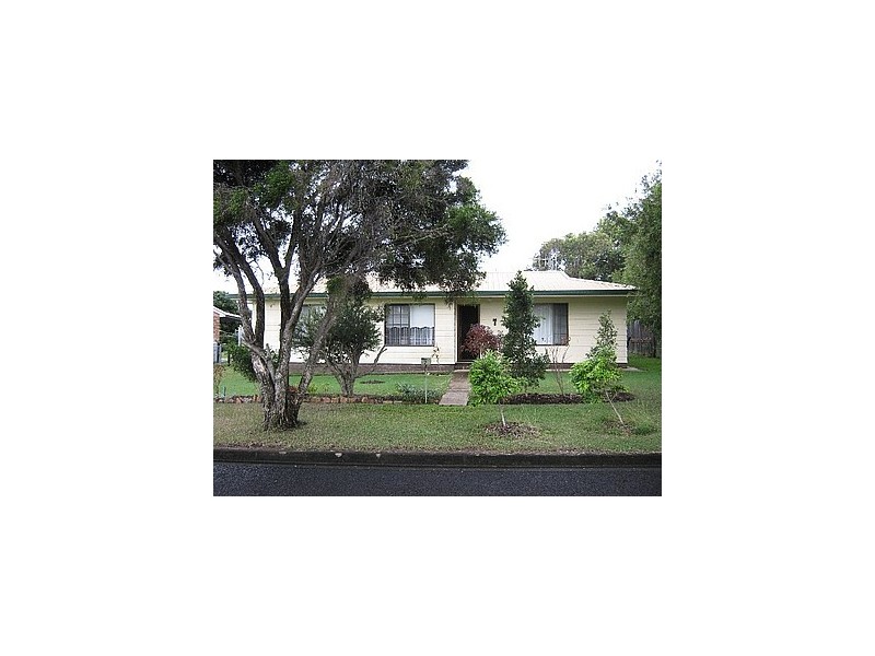 7 Ross Street, Urangan QLD 4655