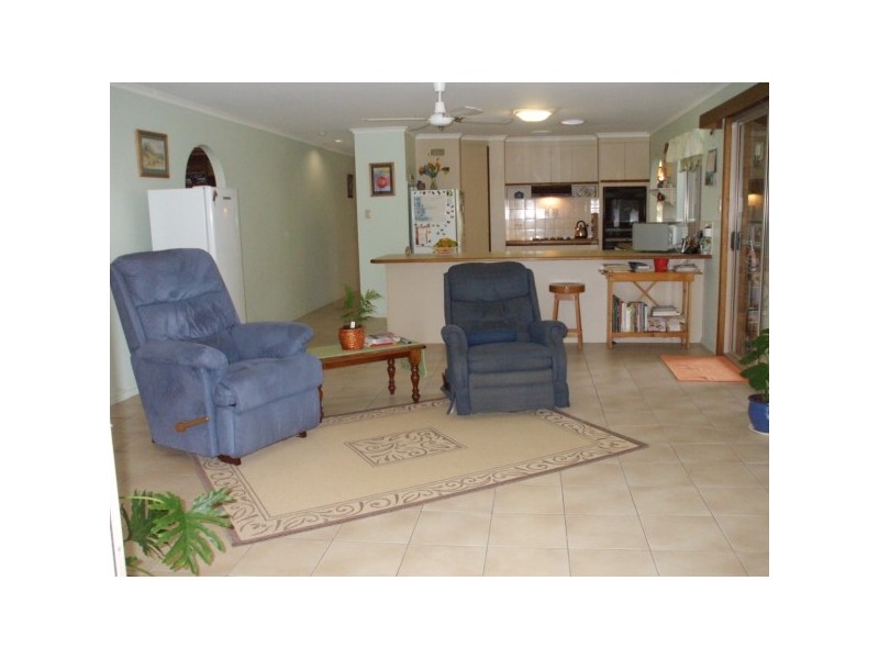 8 WILLIAM STREET, Urangan QLD 4655