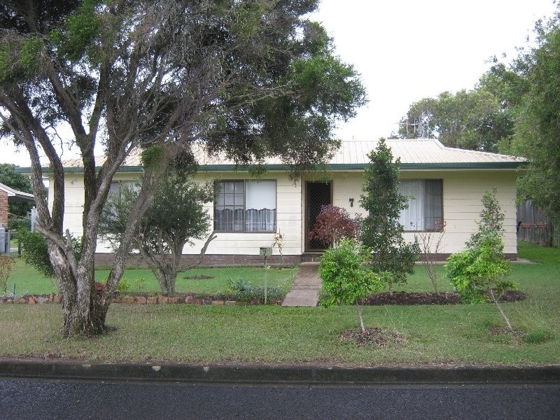 7 ROSS ST,, Urangan QLD 4655
