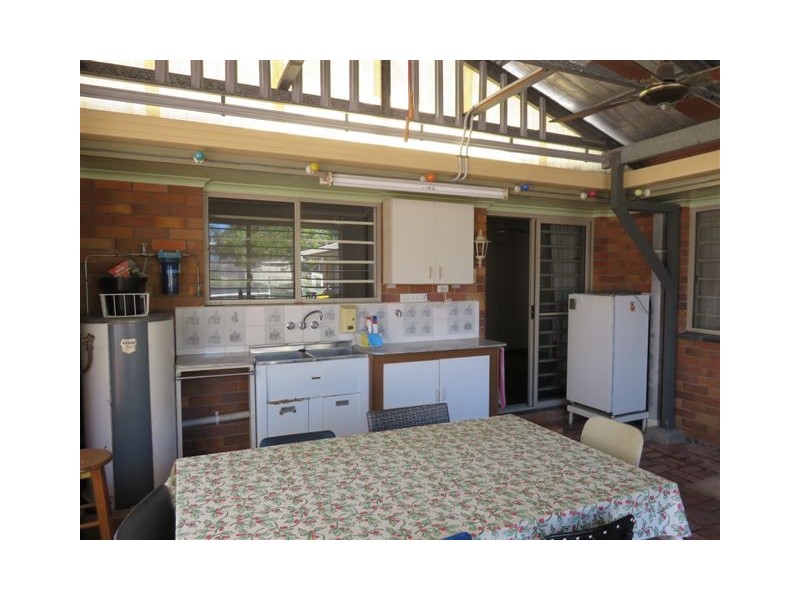 27 Owen Cres, Urangan QLD 4655