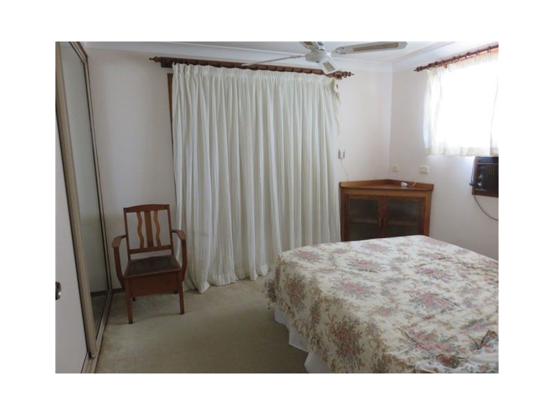27 Owen Cres, Urangan QLD 4655