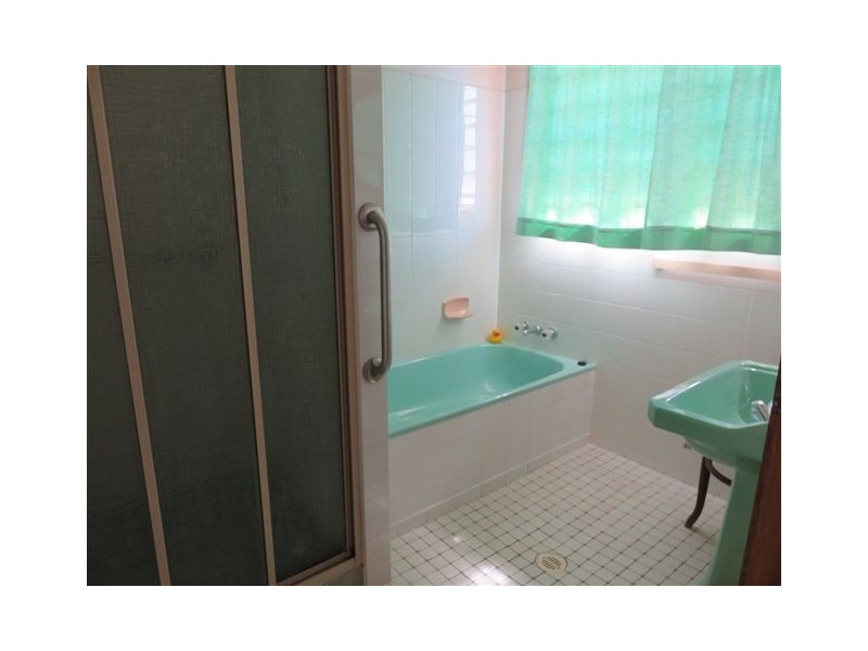 27 Owen Cres, Urangan QLD 4655