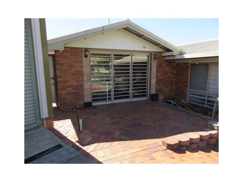 27 Owen Cres, Urangan QLD 4655