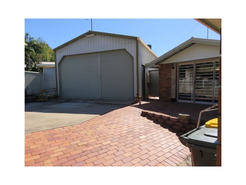 27 Owen Cres, Urangan QLD 4655