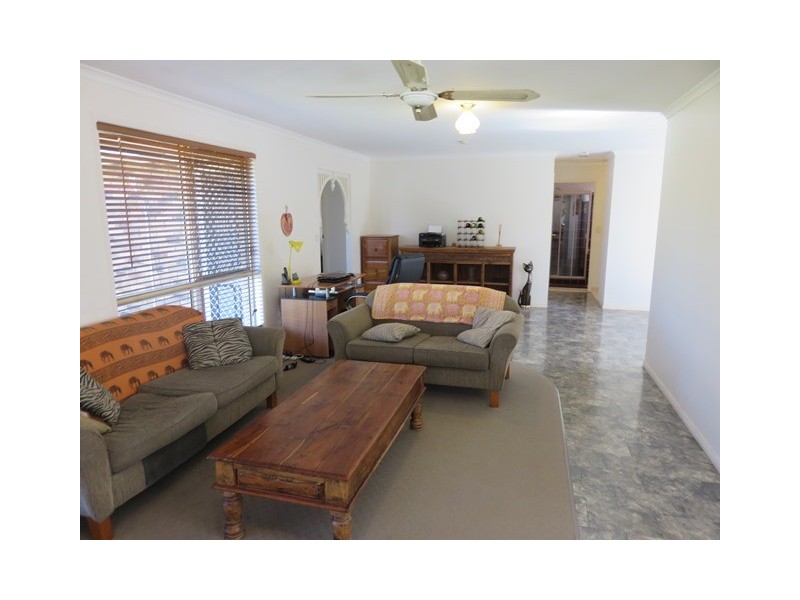2 MARINEVIEW AVE, Scarness QLD 4655