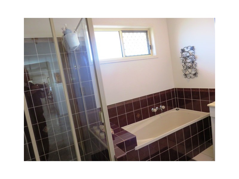 2 MARINEVIEW AVE, Scarness QLD 4655
