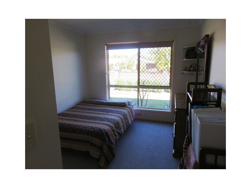 2 MARINEVIEW AVE, Scarness QLD 4655