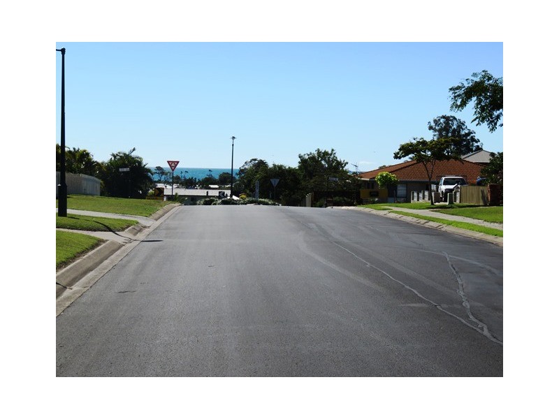 2 MARINEVIEW AVE, Scarness QLD 4655