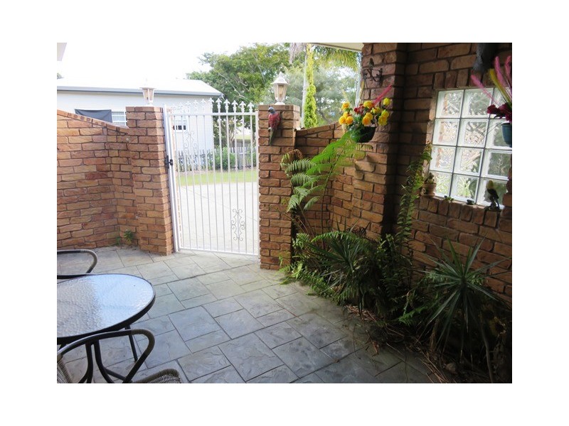 8 SMITH STREET, Urangan QLD 4655