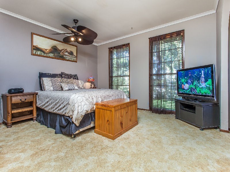 15 Barrine Ct, Petrie QLD 4502