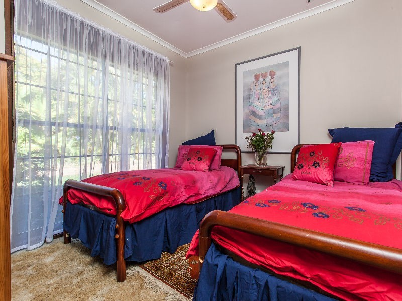 15 Barrine Ct, Petrie QLD 4502
