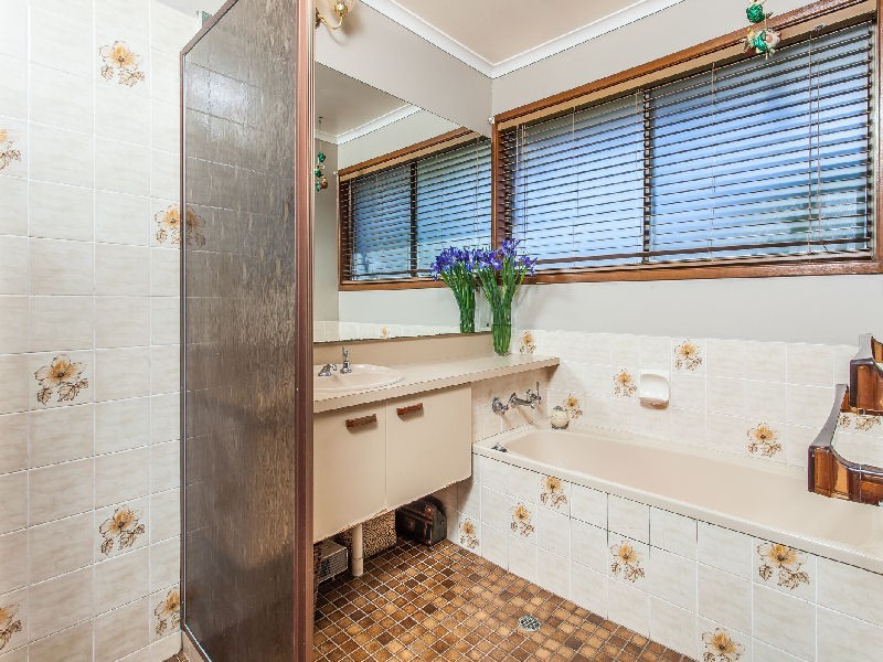15 Barrine Ct, Petrie QLD 4502