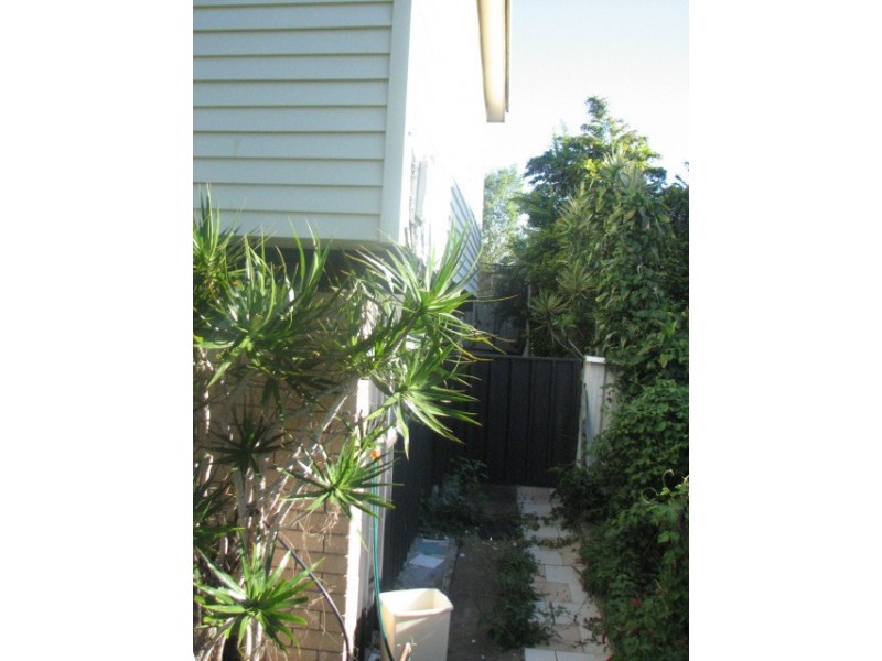 8 ELLEN, Kingston QLD 4114