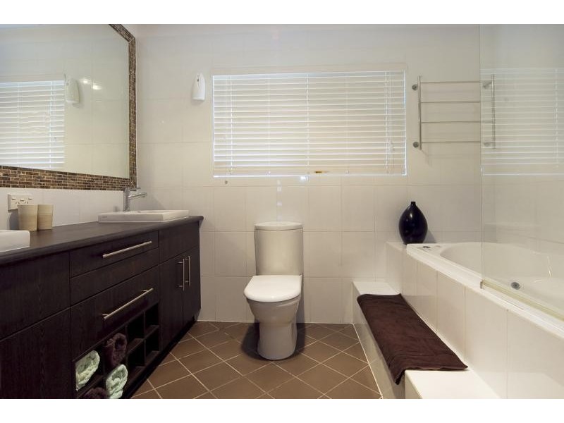 3 Lauretta Ave, Springwood QLD 4127