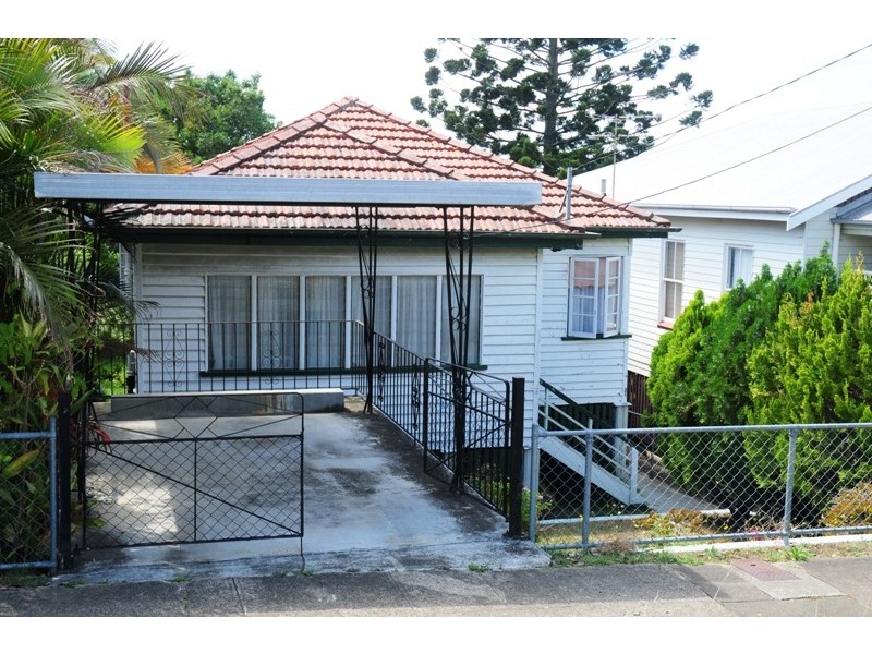 33 Tenth Av, Windsor QLD 4030