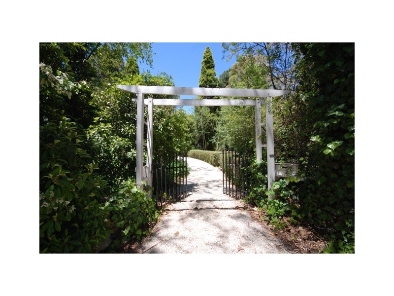 2 Sunninghill Avenue, Burradoo NSW 2576