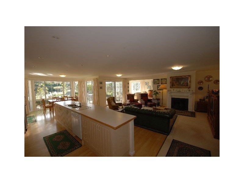 Banbury 18 Stratford Way, Burradoo NSW 2576