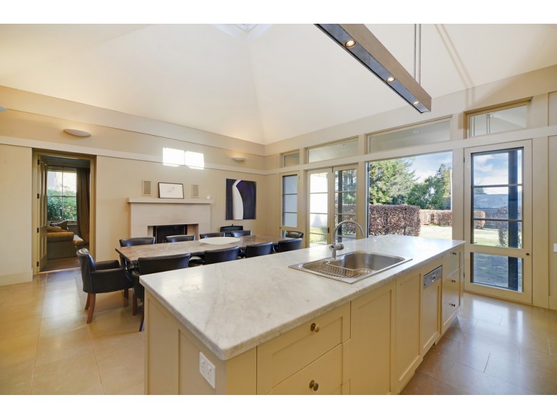 10 Railway Parade, Burradoo NSW 2576