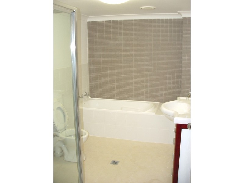 18/41 Woodhouse Drive, Ambarvale NSW 2560