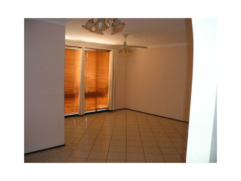 75 Hamlet Crescent, Rosemeadow NSW 2560