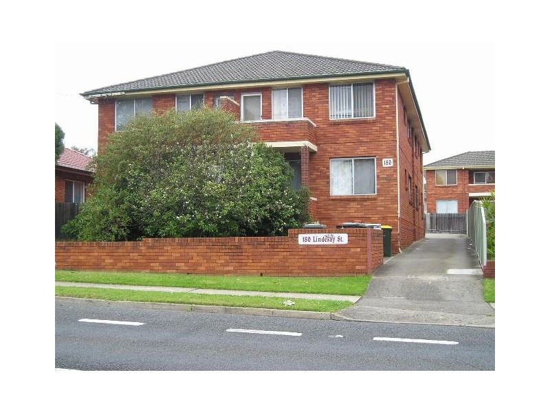 2/180 Lindesay Street, Campbelltown NSW 2560